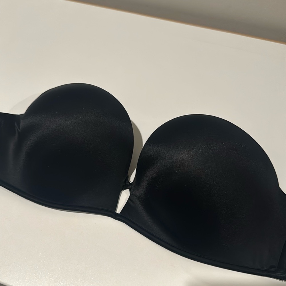 Victoria’s Secret bombshell strapless bra